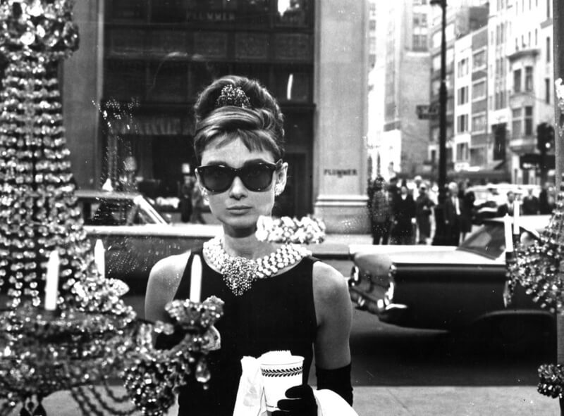 audrey-hepburn-breakfast-tiffanys-coffee